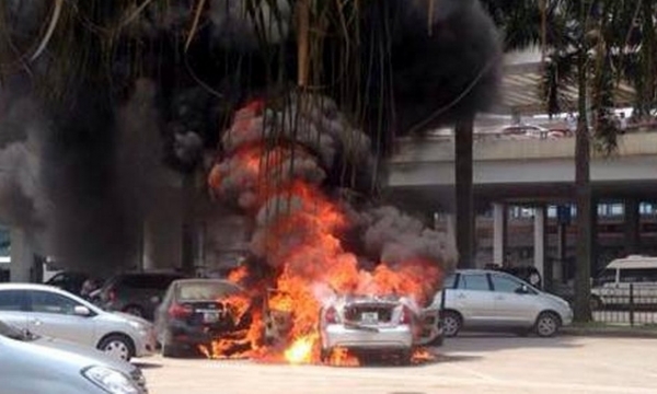 Cháy ô tô ở sân bay Nội Bài làm 1 người chết